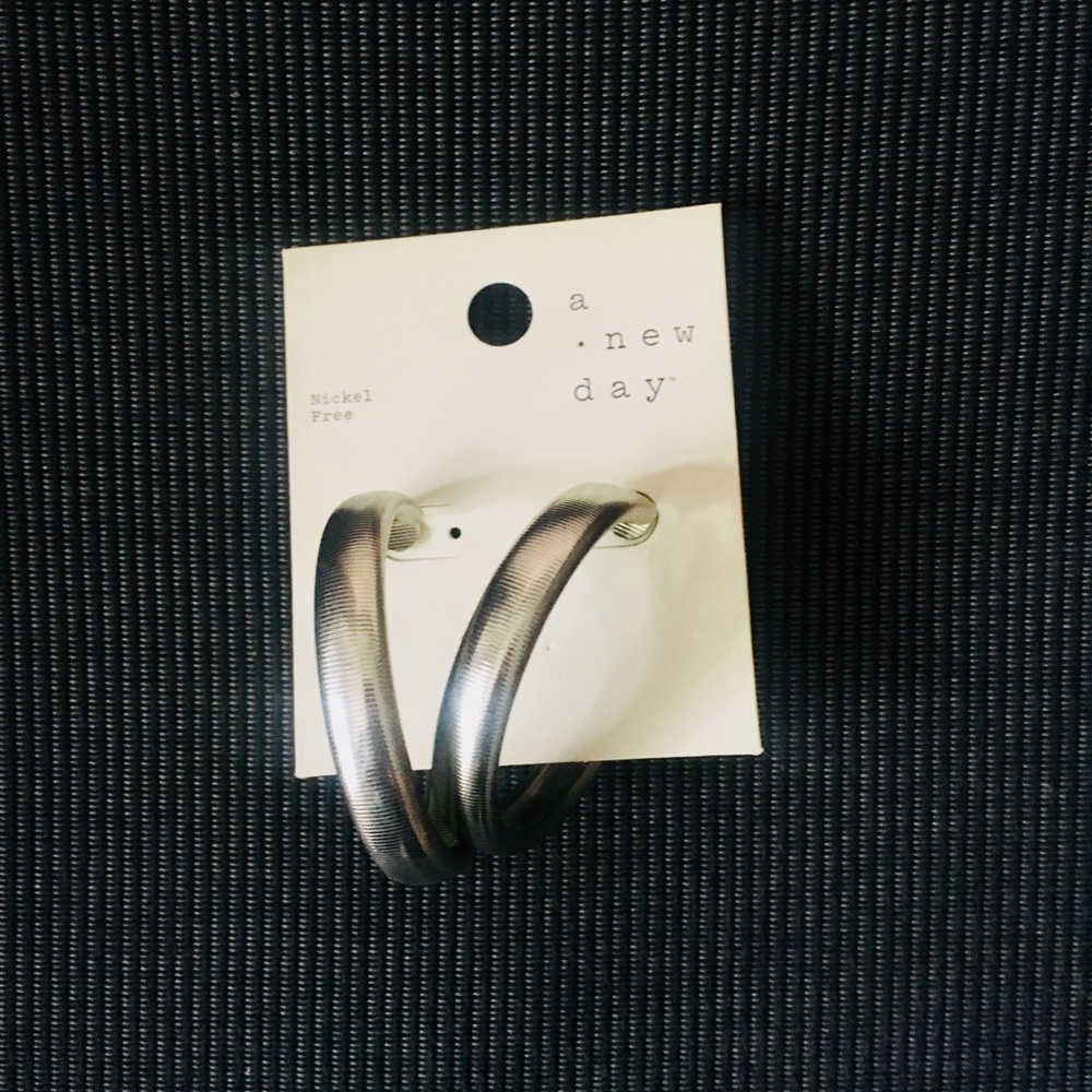💜NWT silver hoop earrings (Nicle Free)💜